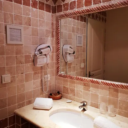 Hotel Restaurant Le Clos De Pradines 3*